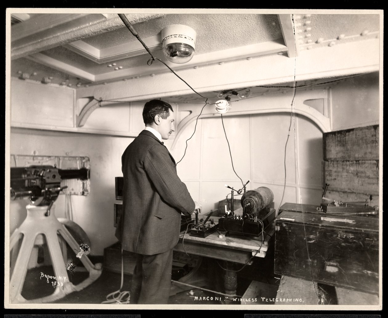 Marconi og hans trådløse telegrafapparat, 1899-1900 (sølv gelatintrykk) av Byron Company
