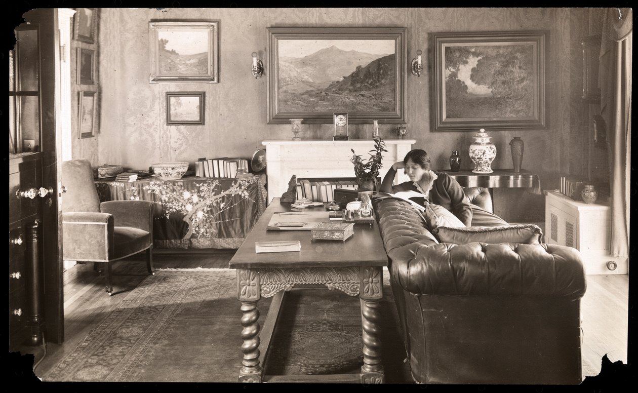 Margaret Illington hjemme, 1900-tallet (sølv gelatintrykk) av Byron Company