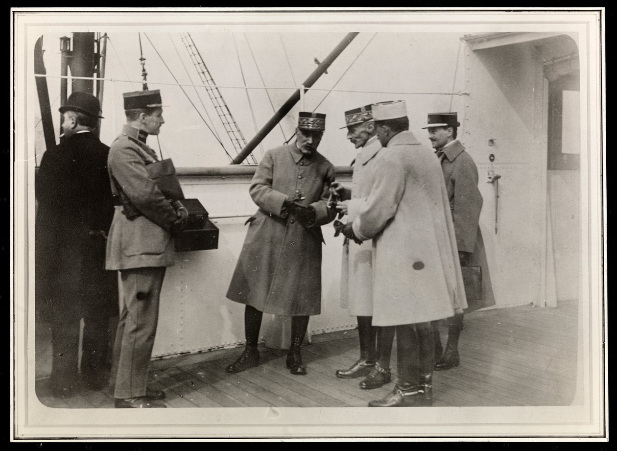 Marshal Foch på SS 'Paris', 1906 (sølv gelatintrykk) av Byron Company