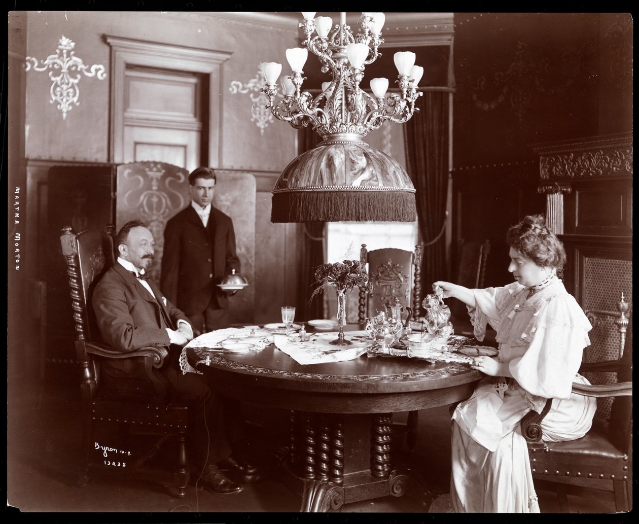 Martha Morton hjemme, 1902 (sølv gelatintrykk) av Byron Company