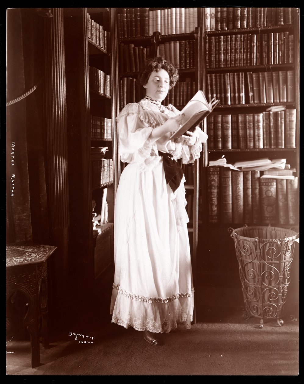 Martha Morton i biblioteket hennes, 1902 (sølv gelatintrykk) av Byron Company