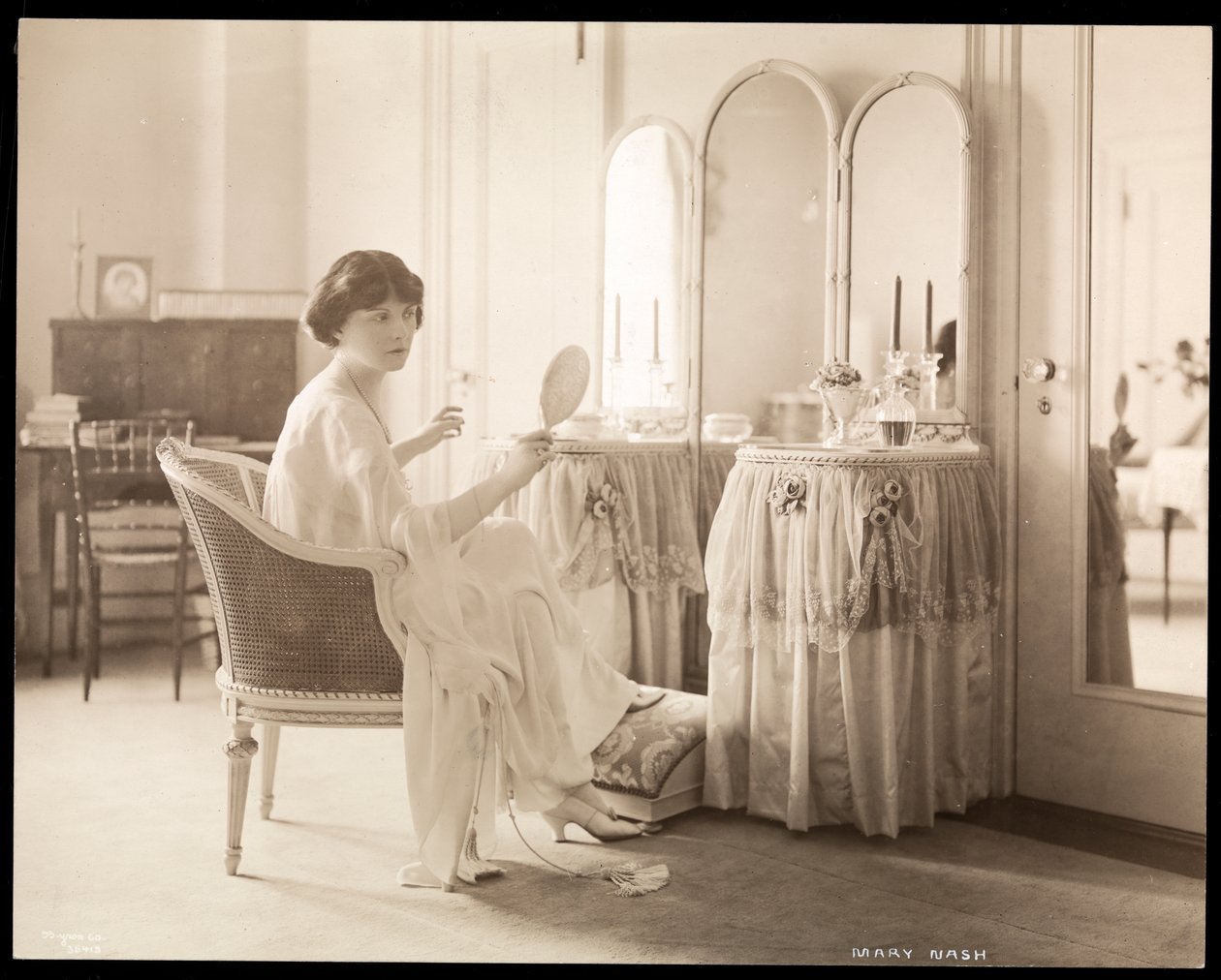 Mary Nash hjemme, 1915 (sølv gelatintrykk) av Byron Company