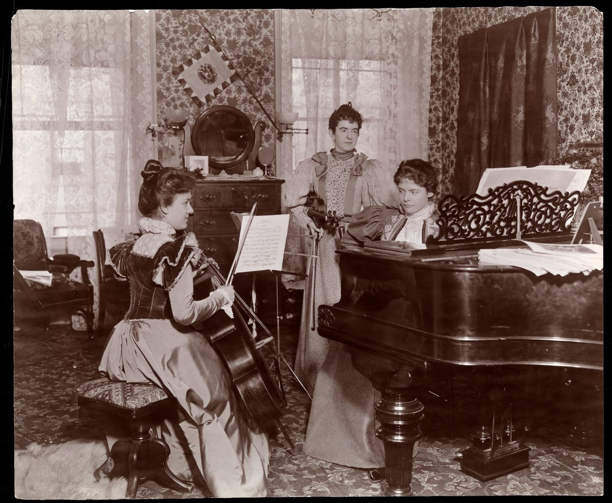 Maud Powell og to akkompagnatører, ca. 1896 (sølv gelatintrykk) av Byron Company