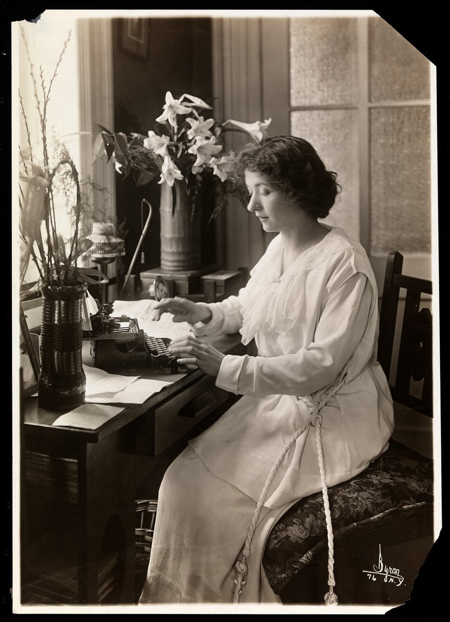 Maude Fealy sittende ved en skrivemaskin, ca. 1915 (sølv gelatintrykk) av Byron Company