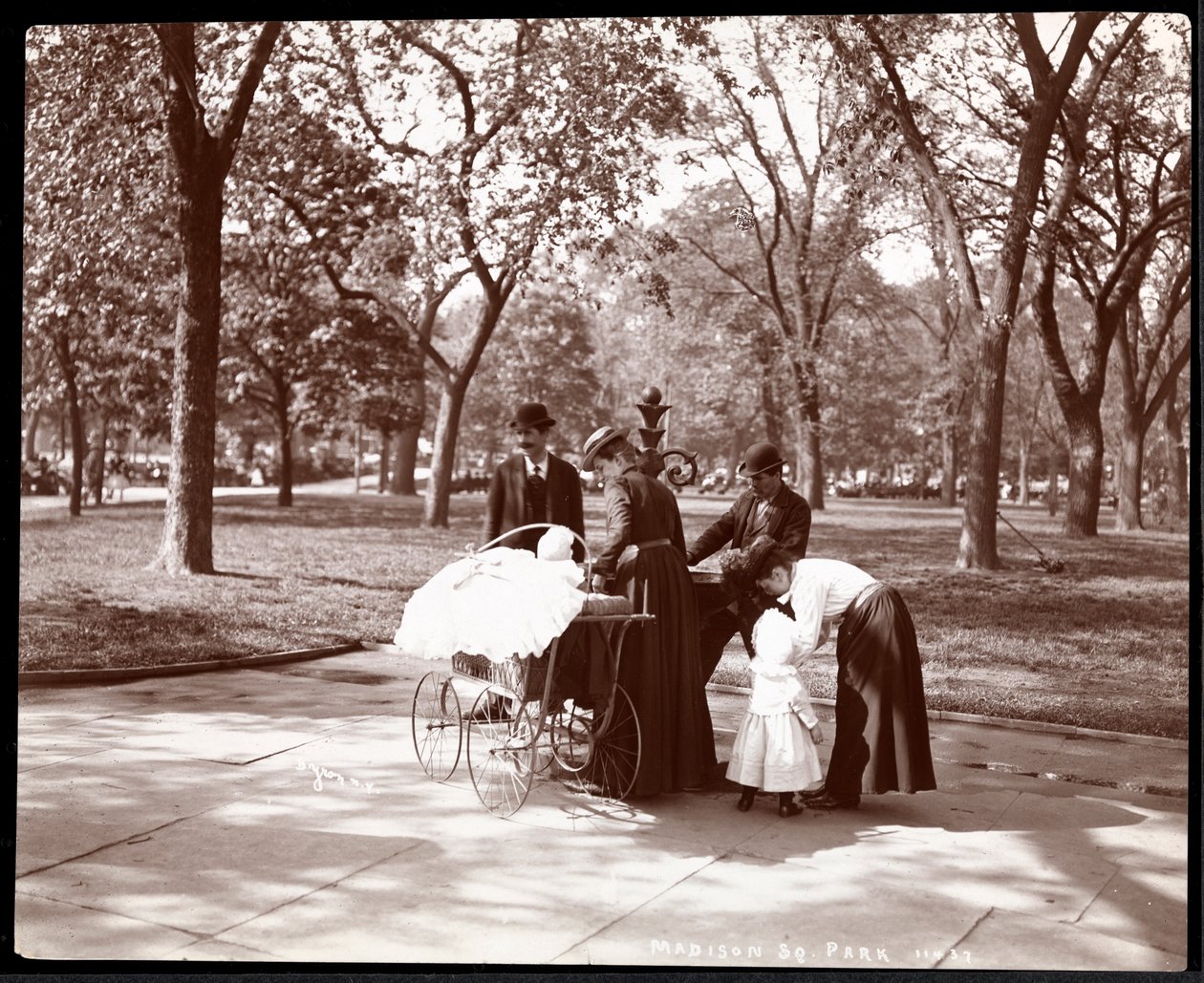Menn og kvinner med barn ved en drikkefontene i Madison Square Park, New York, 1898 (sølvgelatintrykk) av Byron Company