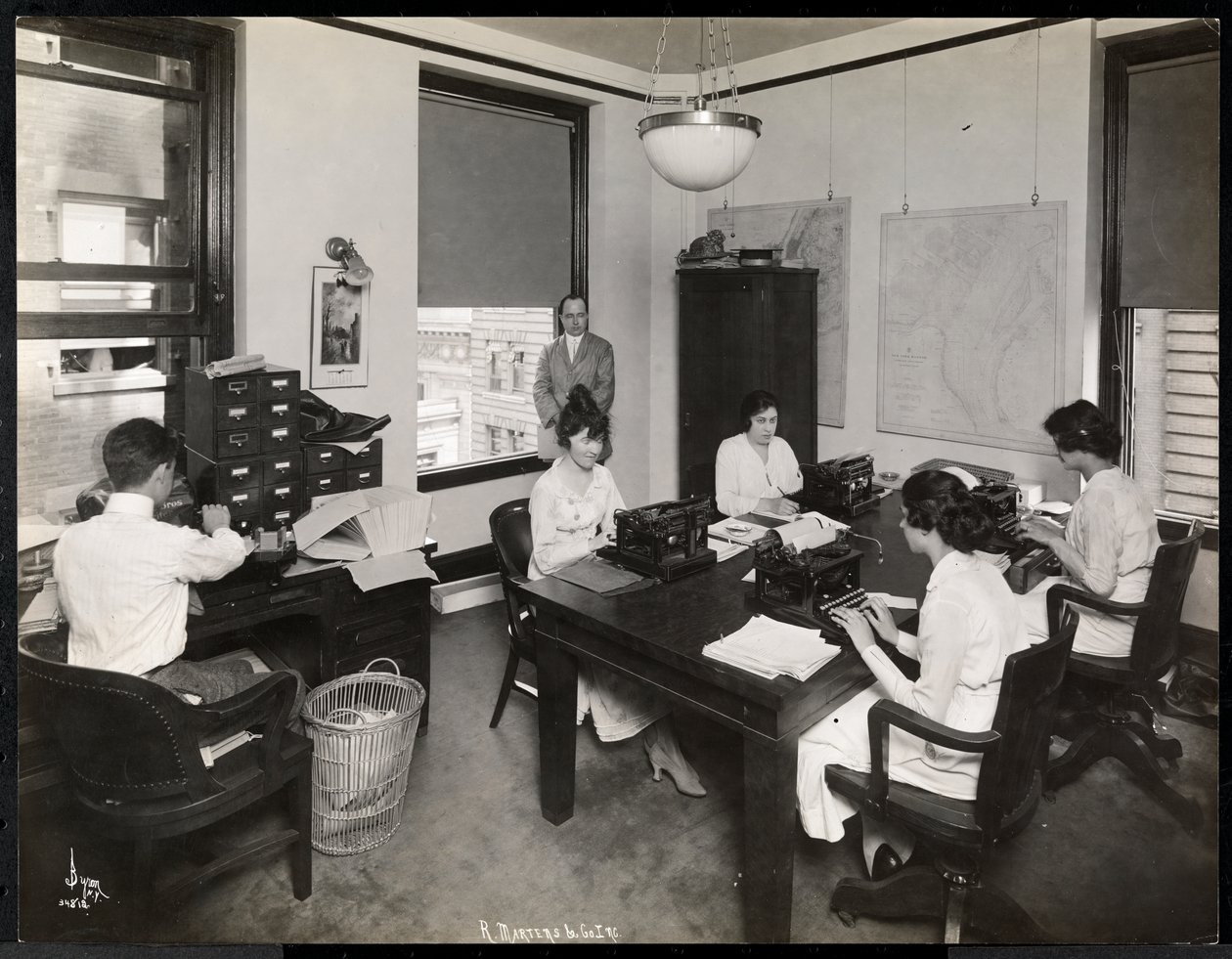 Menn og kvinner som arbeider i stenografavdelingen til R. Martens und Co. Inc., New York, 1916 eller 1917 (sølv gelatintrykk) av Byron Company