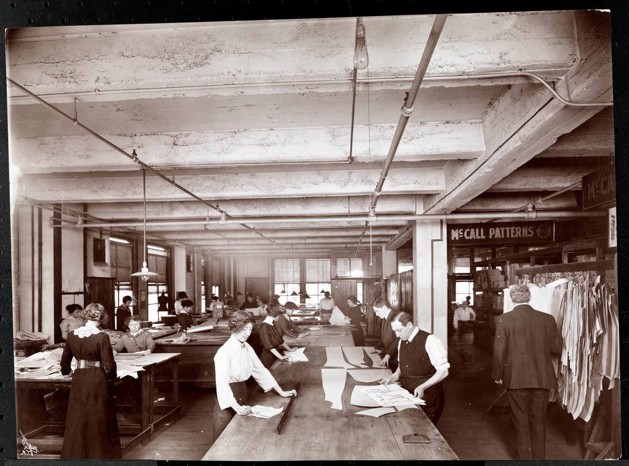 Menn og kvinner som jobber med klesdesign i kunstavdelingen ved McCall's Magazine, New York, 1913 (sølv gelatintrykk) av Byron Company