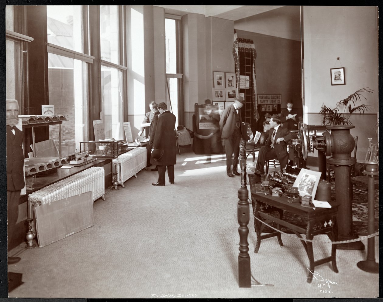 Menn på en utstilling av sikkerhetsutstyr ved American Institute of Social Service, New York, 1906-07 (sølv gelatintrykk) av Byron Company