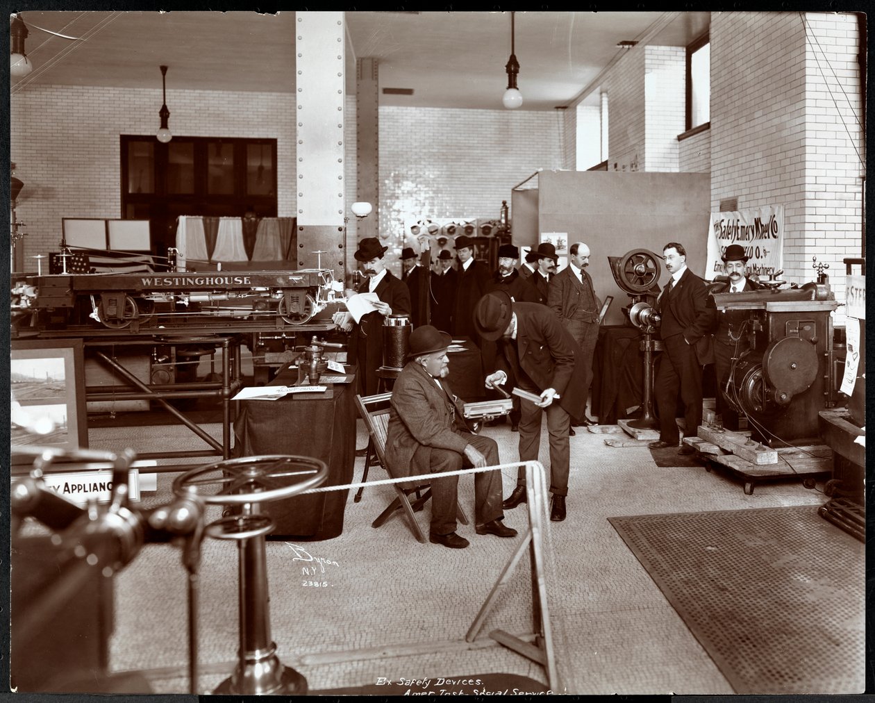 Menn på en utstilling av sikkerhetsutstyr ved American Institute of Social Service, New York, 1906-07 (sølv gelatintrykk) av Byron Company