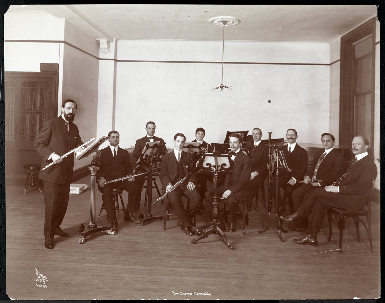 Menn fra Barrere Ensemble Orchestra med blåseinstrumenter, 1910 (sølv gelatintrykk) av Byron Company