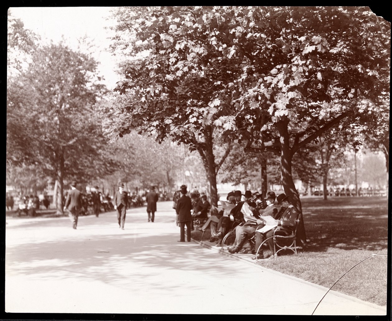 Menn på parkbenker på Union Square, New York, ca. 1903 (sølv gelatintrykk) av Byron Company