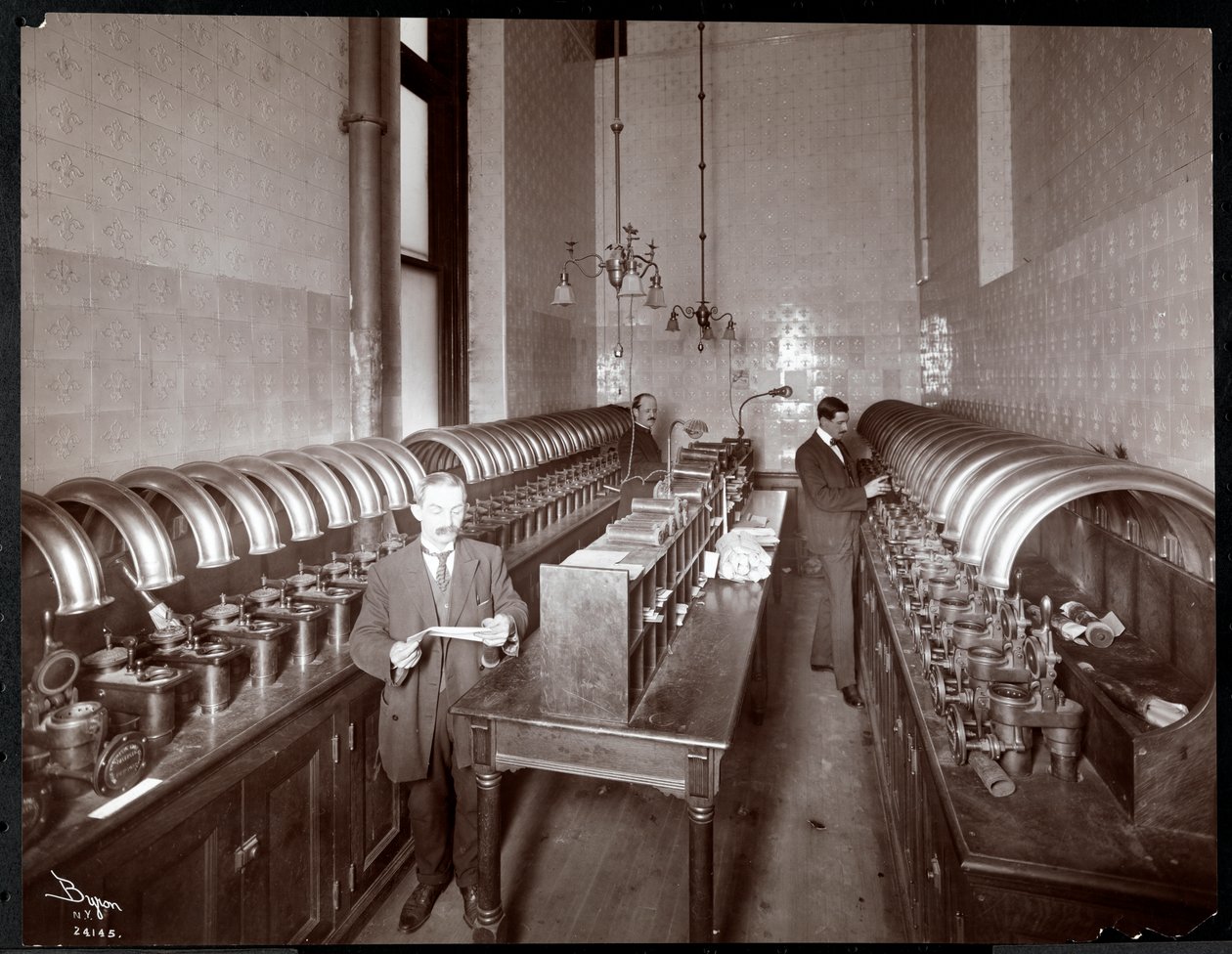 Menn som sender ut post fra et pneumatisk rørtransportrom hos Metropolitan Life Insurance Co. på 23rd Street og Madison Avenue, New York, 1907 (sølv gelatintrykk) av Byron Company