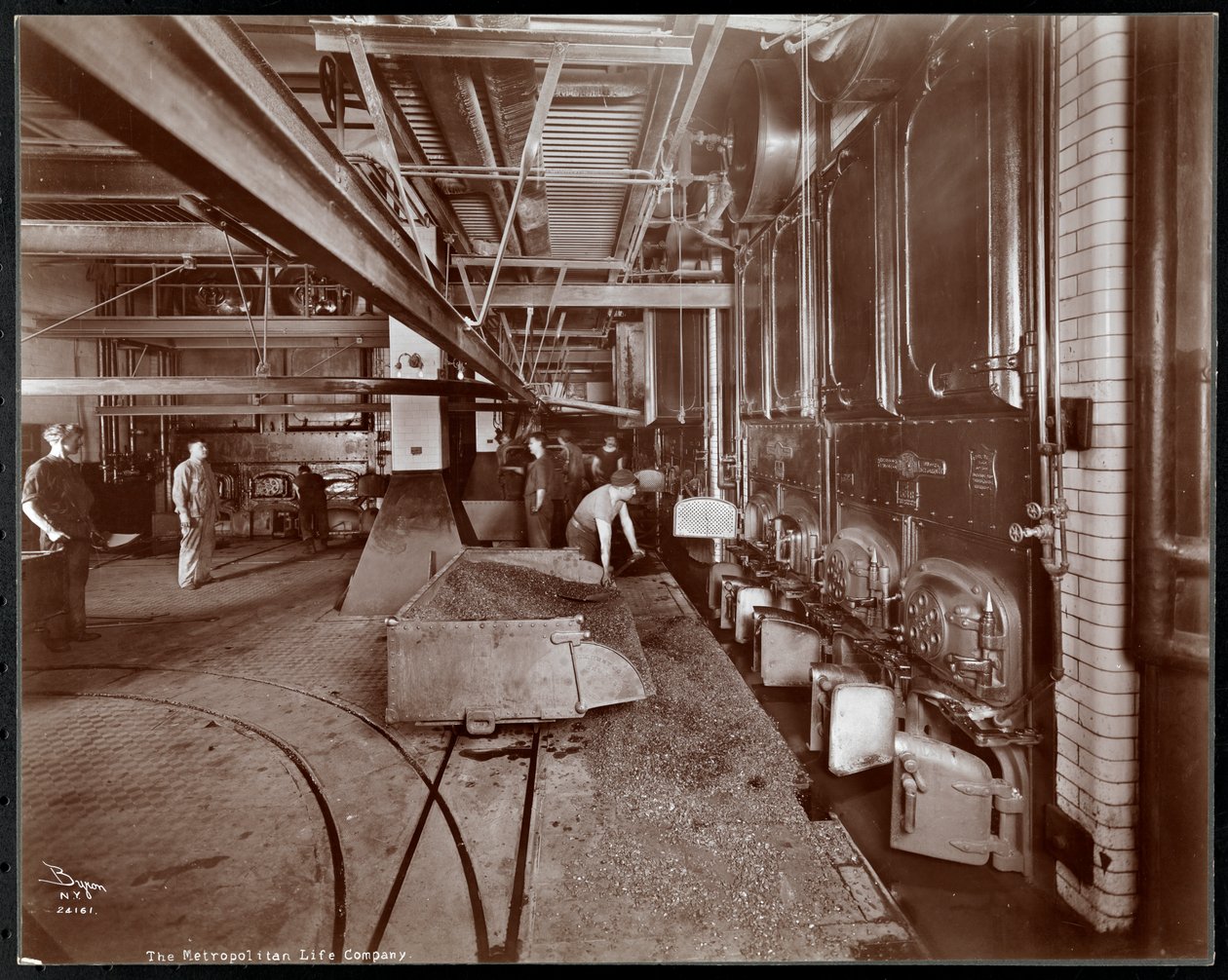 Menn som måker kull inn i ovnene ved Metropolitan Life Insurance Co. på 23rd Street og Madison Avenue, New York, 1907 (sølv gelatintrykk) av Byron Company