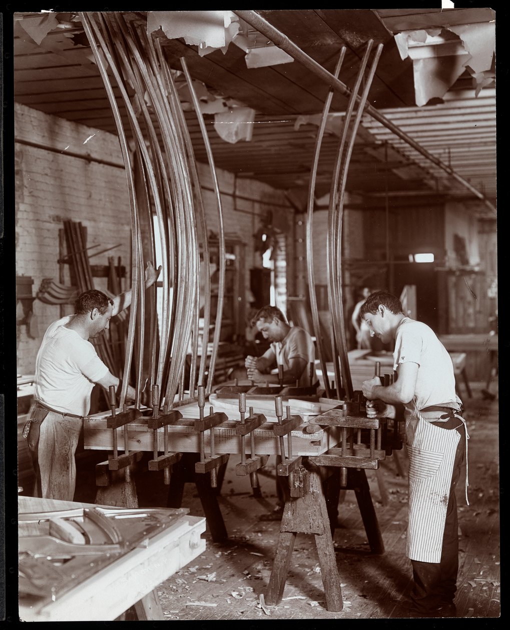 Menn som jobber i en pianofabrikk, 1907 (sølv gelatintrykk) av Byron Company