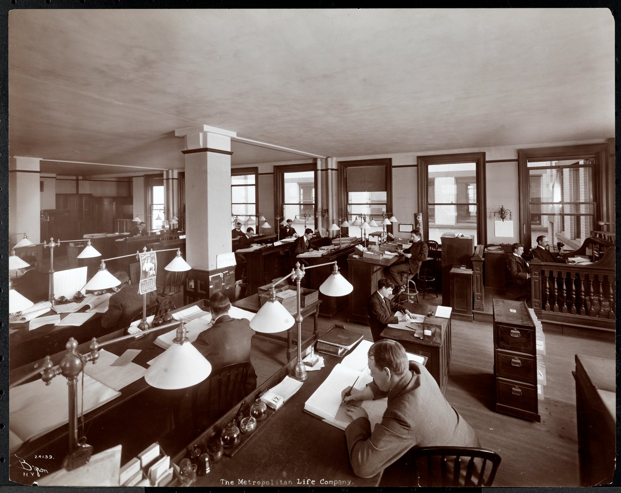 Menn som jobber på et kontor hos Metropolitan Life Insurance Co. på 23rd Street og Madison Avenue, New York, 1907 (sølv gelatintrykk) av Byron Company