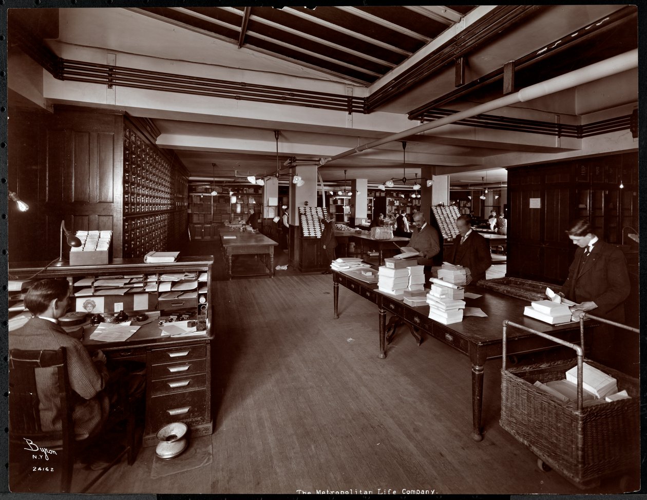 Menn som jobber i det som ser ut til å være et sorteringsrom hos Metropolitan Life Insurance Co. på 23rd Street og Madison Avenue, New York, 1907 (sølv gelatintrykk) av Byron Company