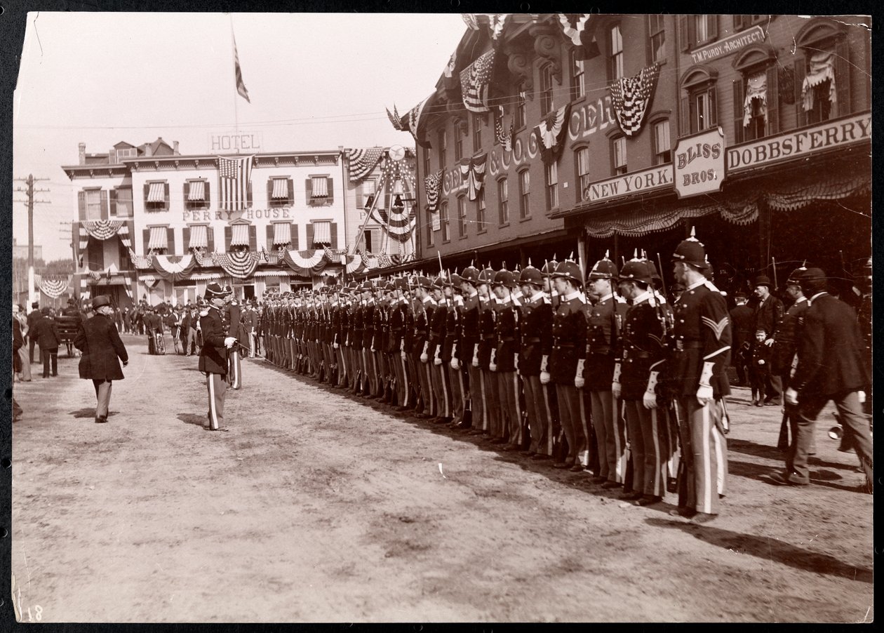 Militær lineup på gaten i Dobbs Ferry, New York, 1898 (sølv gelatintrykk) av Byron Company