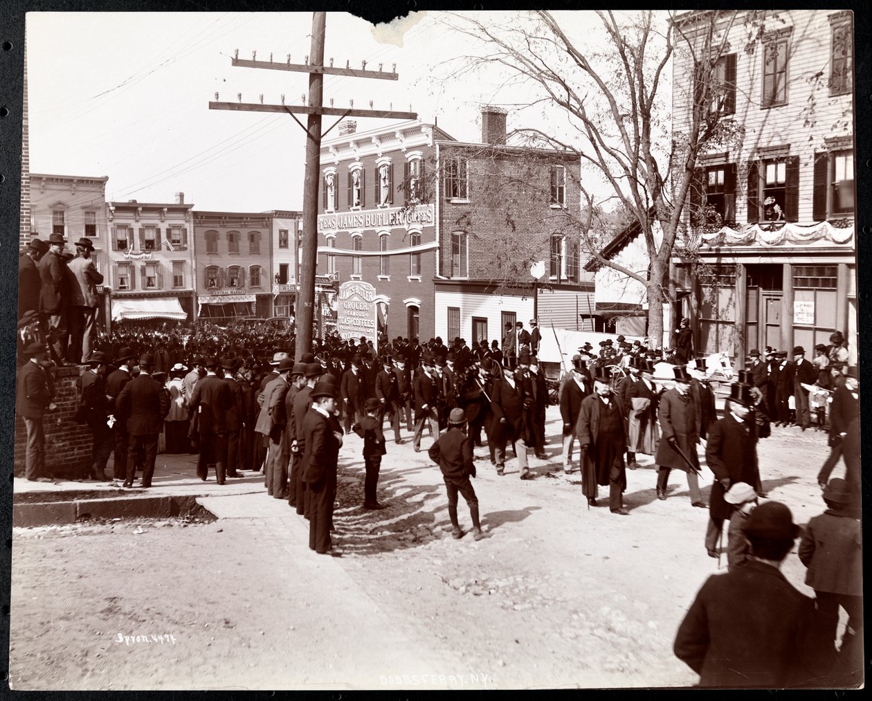 Militærparade med uniformerte menn i topphatter i Dobbs Ferry, New York, 1898 (sølvgelatintrykk) av Byron Company