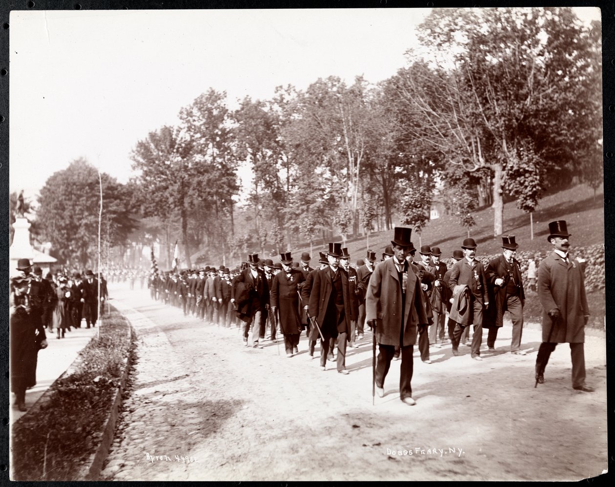 Militærparade med uniformerte menn i topphatter i Dobbs Ferry, New York, 1898 (sølvgelatintrykk) av Byron Company