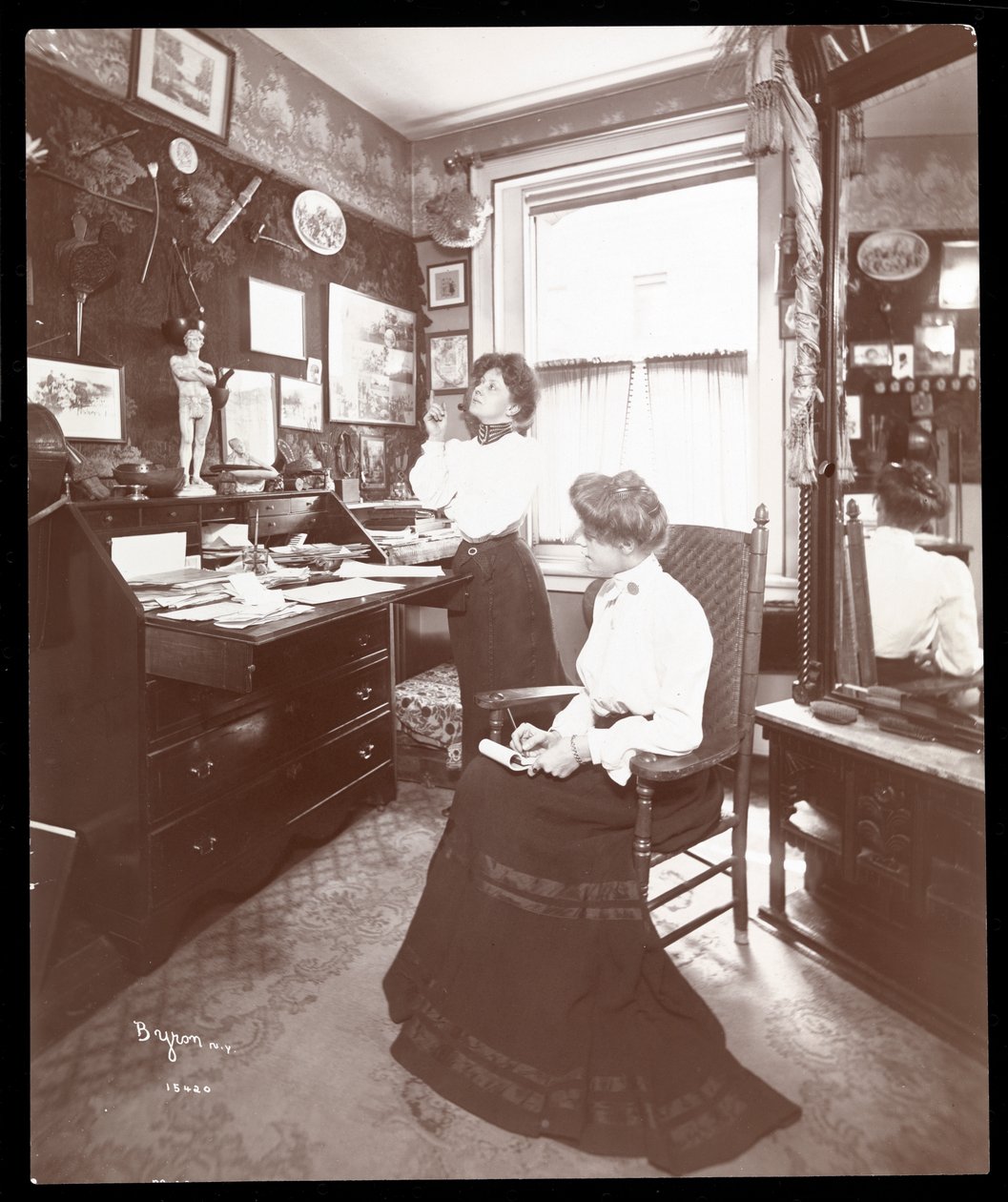 Frøken Margaret Mayo og venn, 1903 (sølv gelatintrykk) av Byron Company