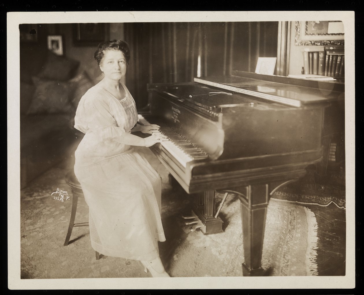 Miss Murray Louise Todd, 1915-6 (sølv gelatintrykk) av Byron Company