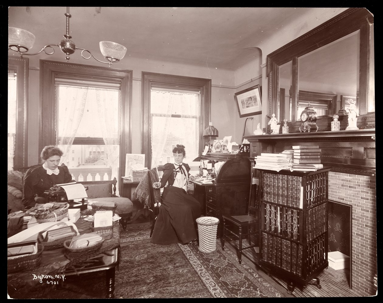 Fru Florence Clinton Sutro og en maskinskriver i hennes hjem på 320 West 102nd Street, New York, 1899 (sølv gelatintrykk) av Byron Company