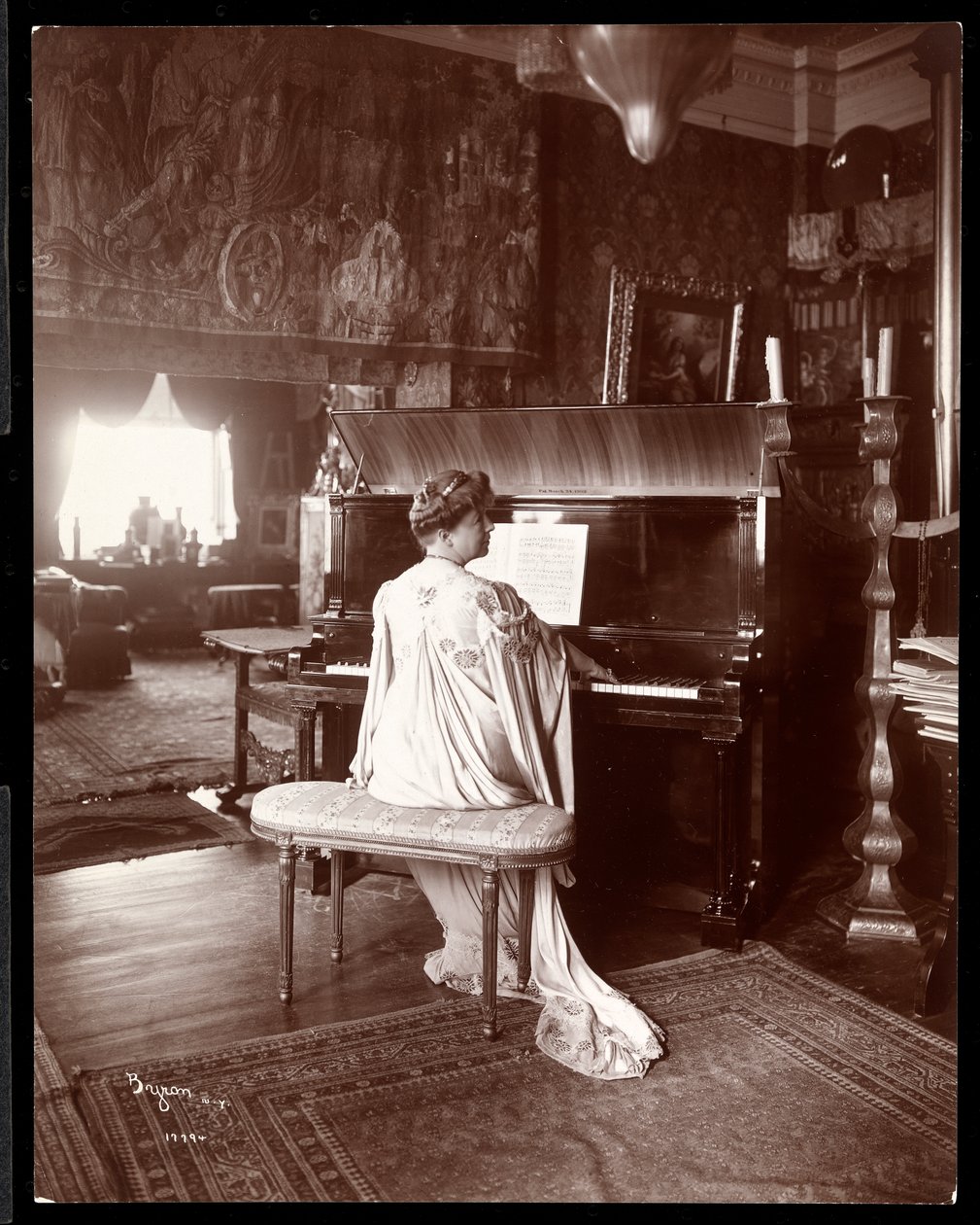 Fru I. M. Clark ved pianoet, 1904 (sølv gelatintrykk) av Byron Company