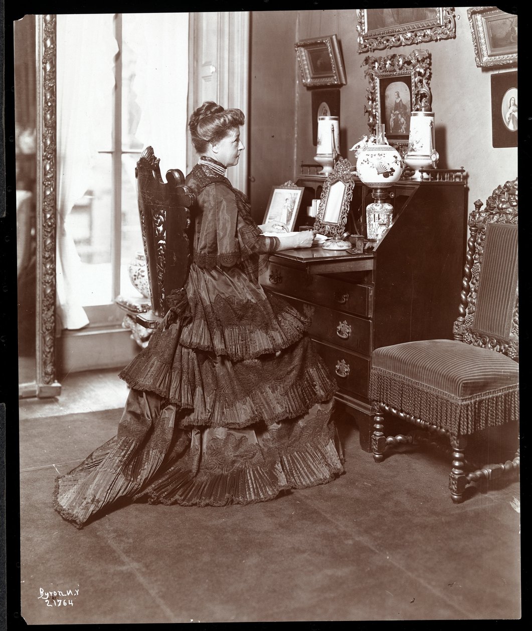 Fru K. Duer ved skrivebordet hennes, New York, 1906 (sølv gelatintrykk) av Byron Company