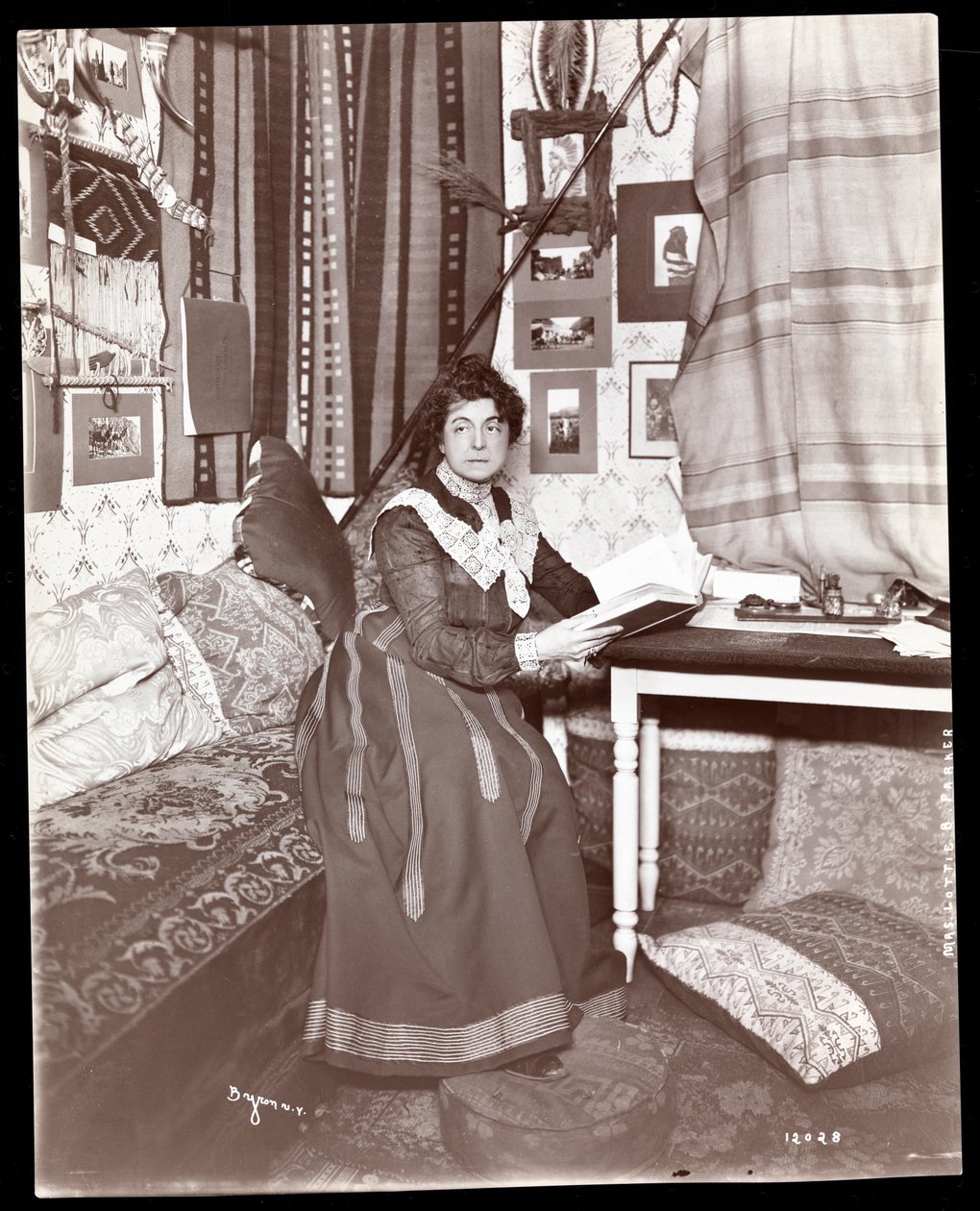 Mrs. Lottie B. Parker, 1901 (sølv gelatintrykk) av Byron Company