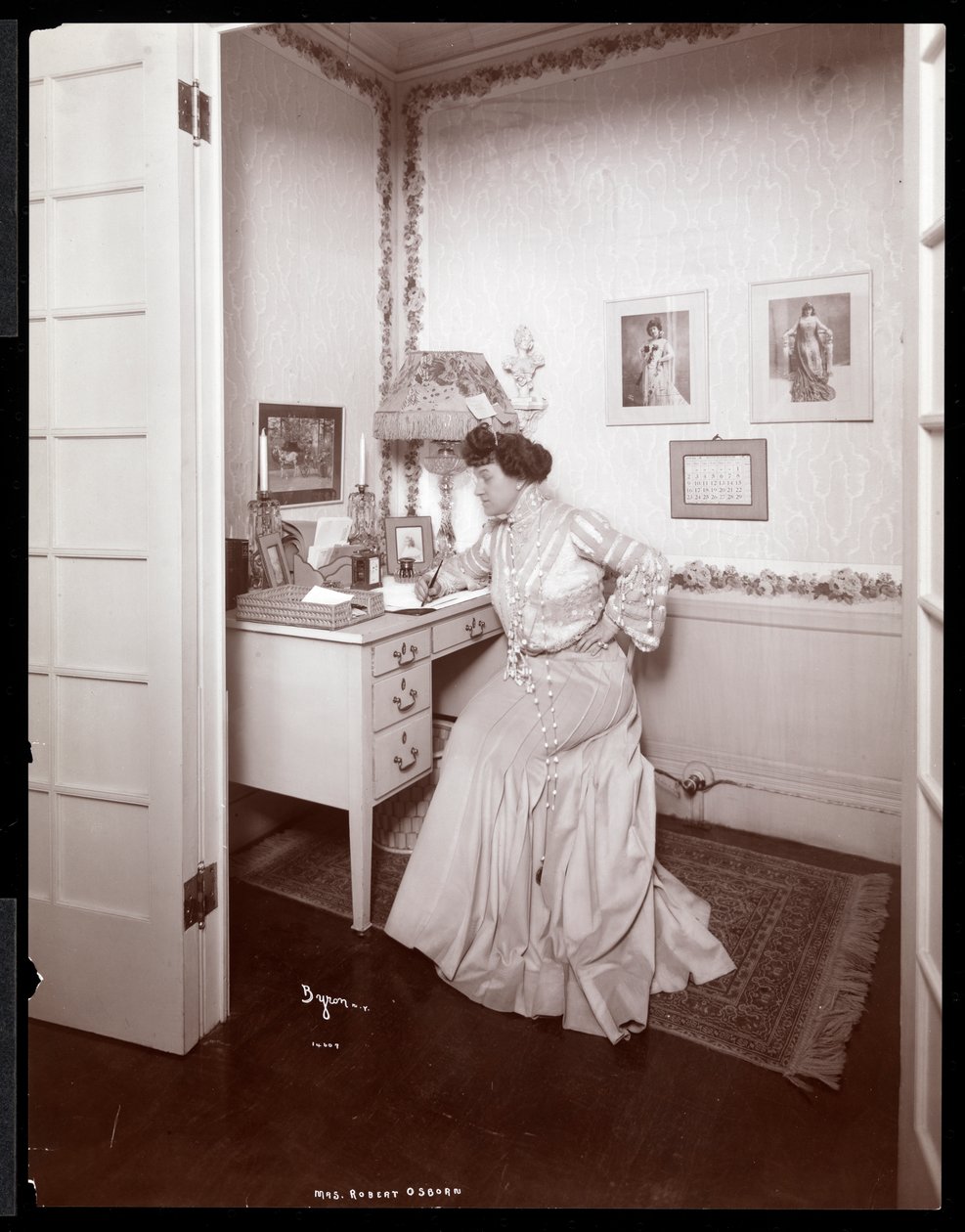Mrs. Robert Osborn, 1902 (sølv gelatintrykk) av Byron Company