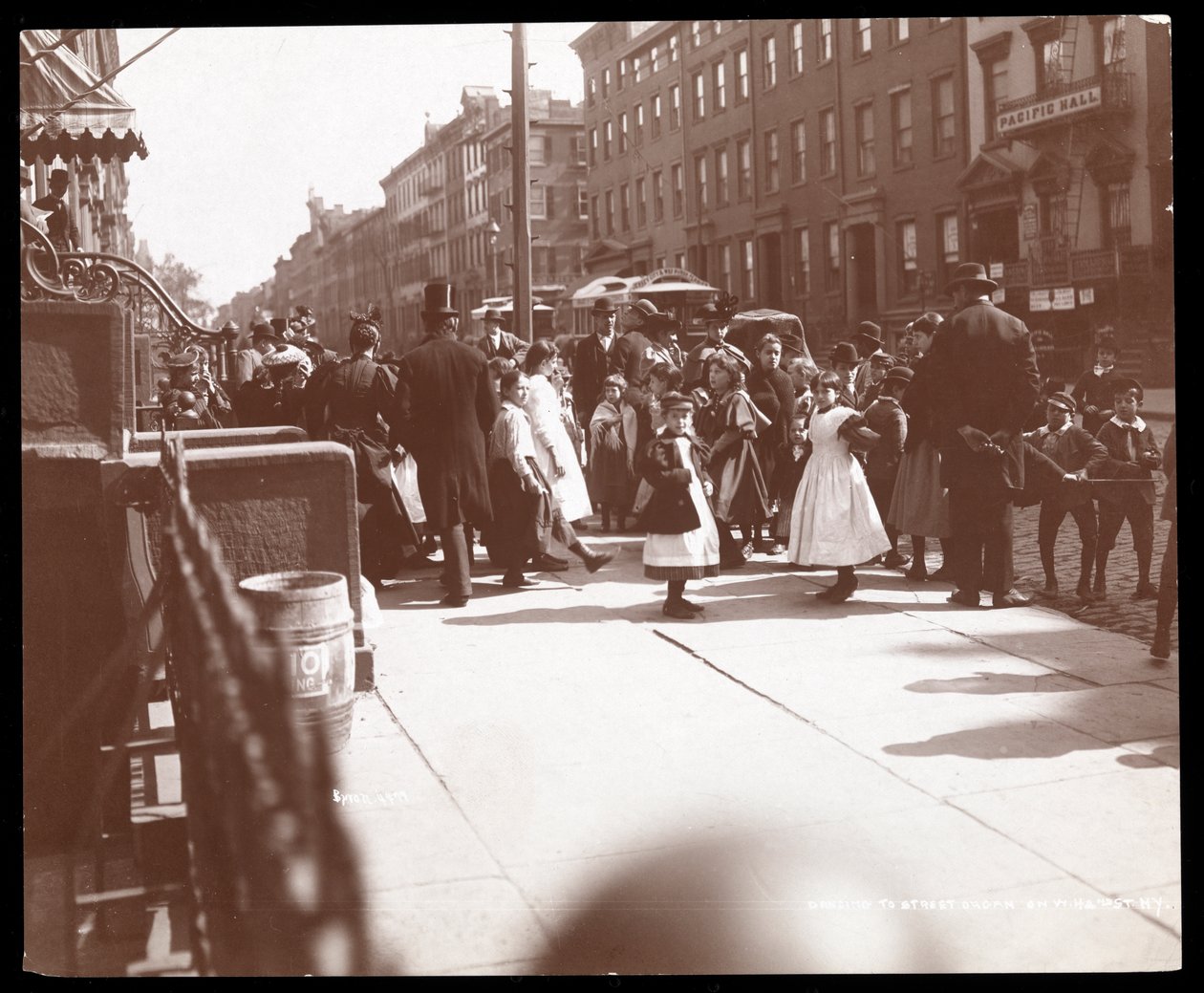 New York gatebilde, 1898 (sølv gelatintrykk) av Byron Company