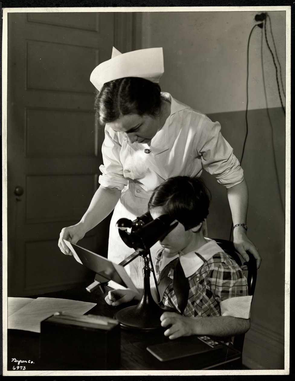 Sykepleier og en synshemmet jente ved klinikken til New York Association for the Blind, 114 East 60th Street, New York, 1934 (sølv gelatintrykk) av Byron Company