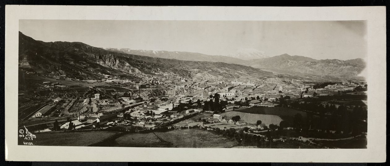 Panoramautsikt ovenfra av en by, antagelig på eller nær Panamakanalen med snødekte fjell bortenfor, 1913 (sølv gelatintrykk) av Byron Company