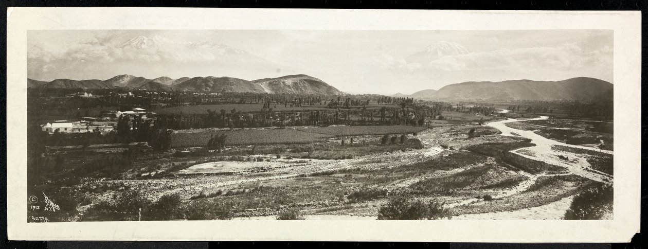 Panoramautsikt over en landlig scene, antagelig på eller i nærheten av Panamakanalen med snødekte fjell bortenfor, 1913 (sølv gelatintrykk) av Byron Company