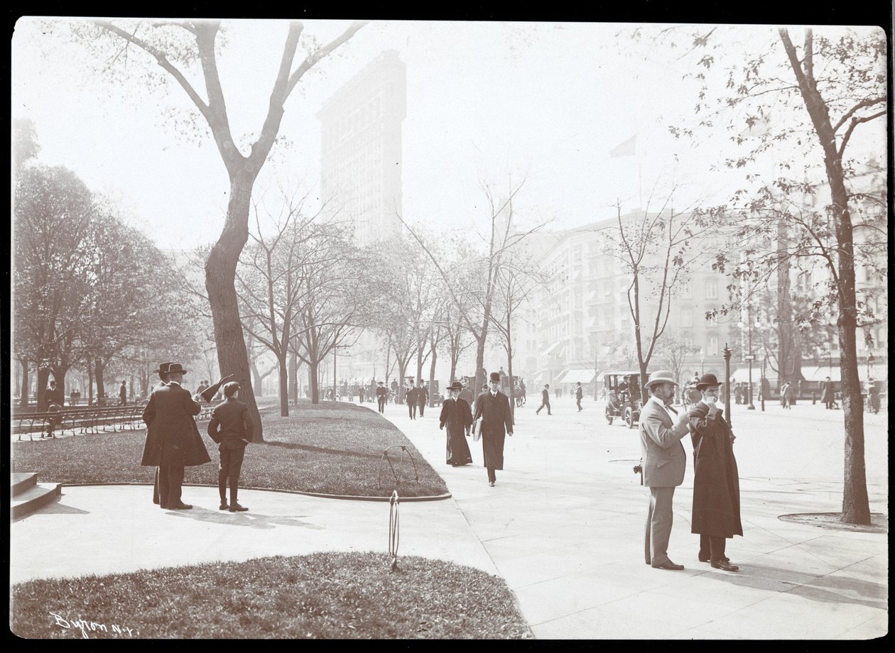 Fotgjengere på fortauet ved 5th Avenue-kanten av Madison Square Park, New York, ca. 1893 (sølv gelatintrykk) av Byron Company