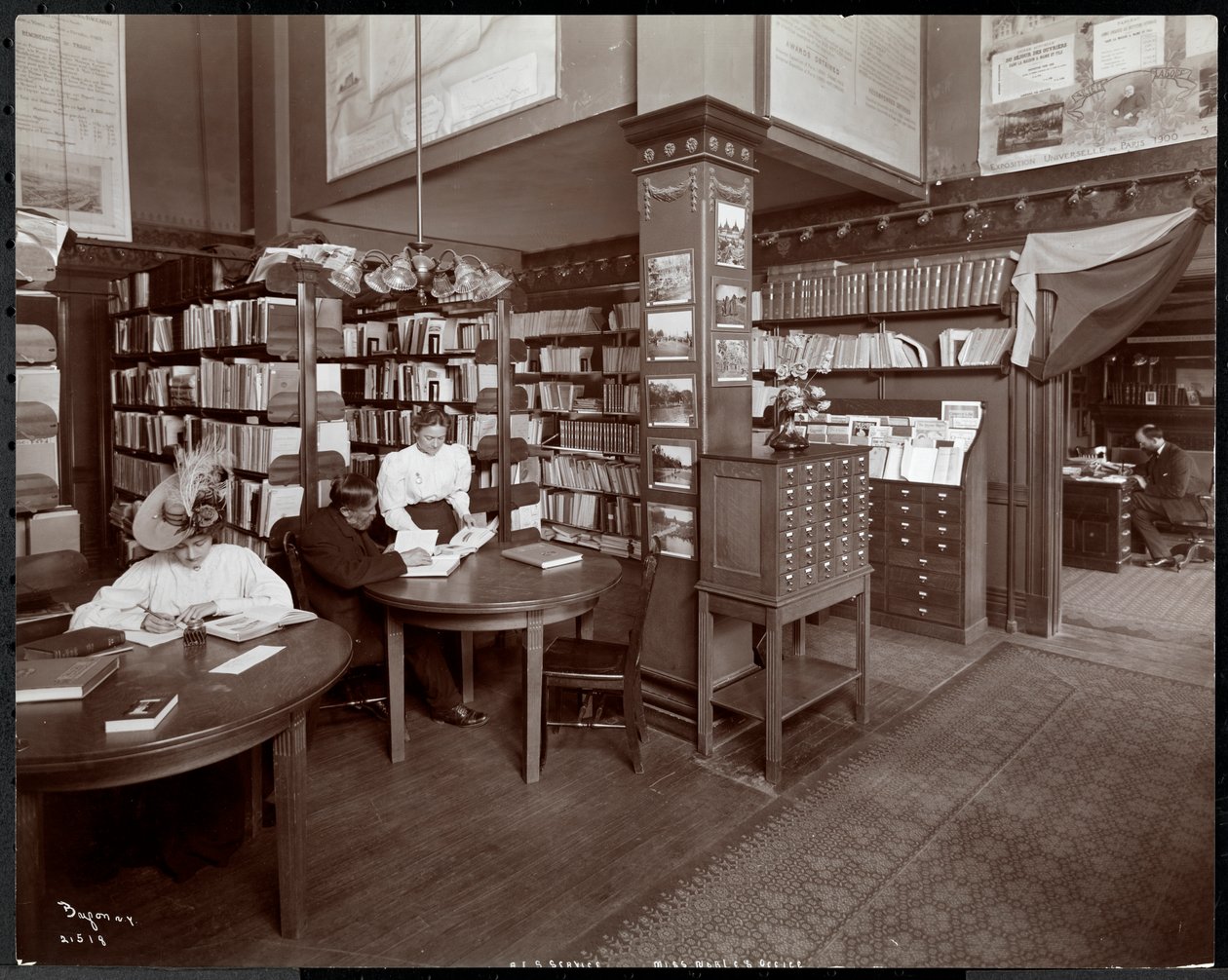 Folk på biblioteket (muligens Miss Nobles kontor) ved American Institute of Social Service, New York, 1906 (sølv gelatintrykk) av Byron Company