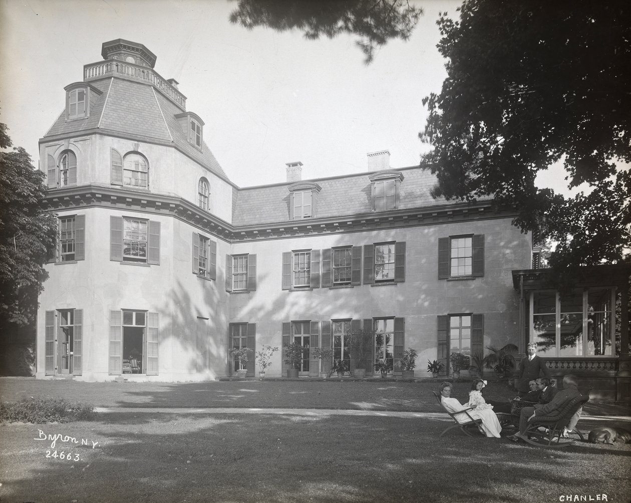 Folk som satt i stoler på plenen foran Astor Chanler-residensen i Barrytown, New York, 1907 (sølv gelatintrykk) av Byron Company