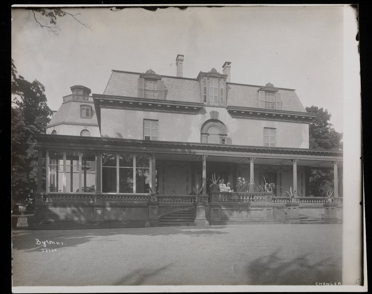 Folk som står på verandaen til Astor Chanler-residensen i Barrytown, New York, 1907 (sølv gelatintrykk) av Byron Company