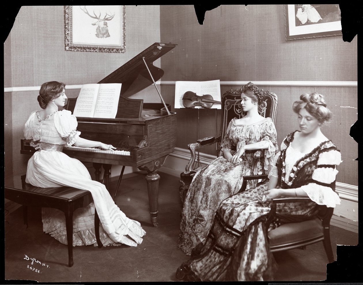 Piano konsert, New York, 1907 (sølv gelatintrykk) av Byron Company