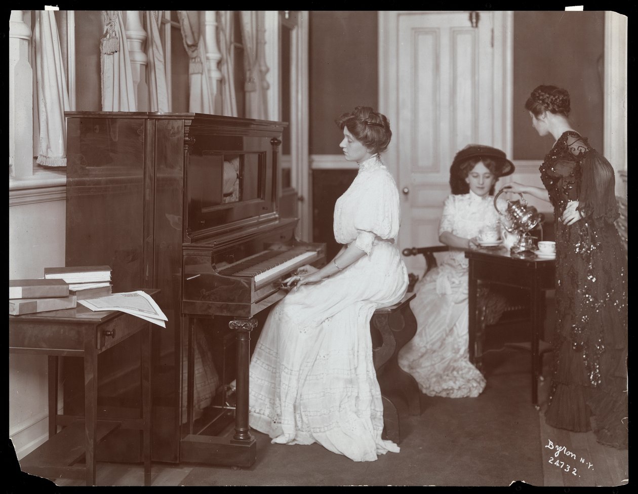 Player piano recital, New York, 1907 (sølv gelatintrykk) av Byron Company