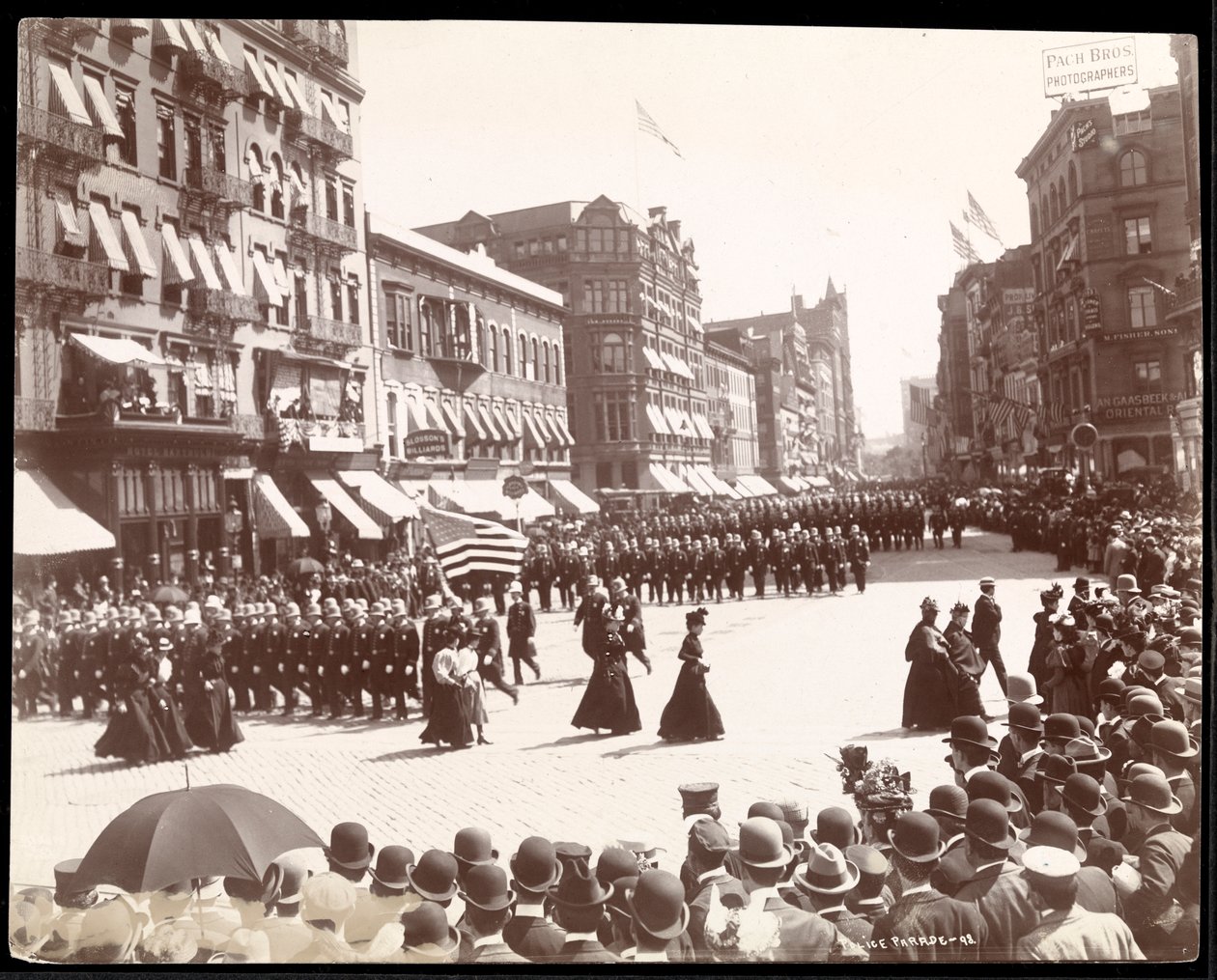 Politi marsjerte i en politiparade i New York City, New York, 1898 (sølv gelatintrykk) av Byron Company