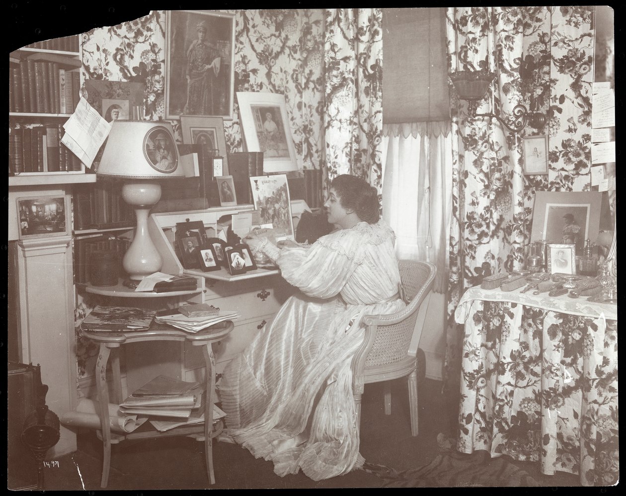 Portrett av Elsie de Wolfe i hennes bolig, 122 East 17th Street, New York, 1895 eller 1896 (sølv gelatintrykk) av Byron Company