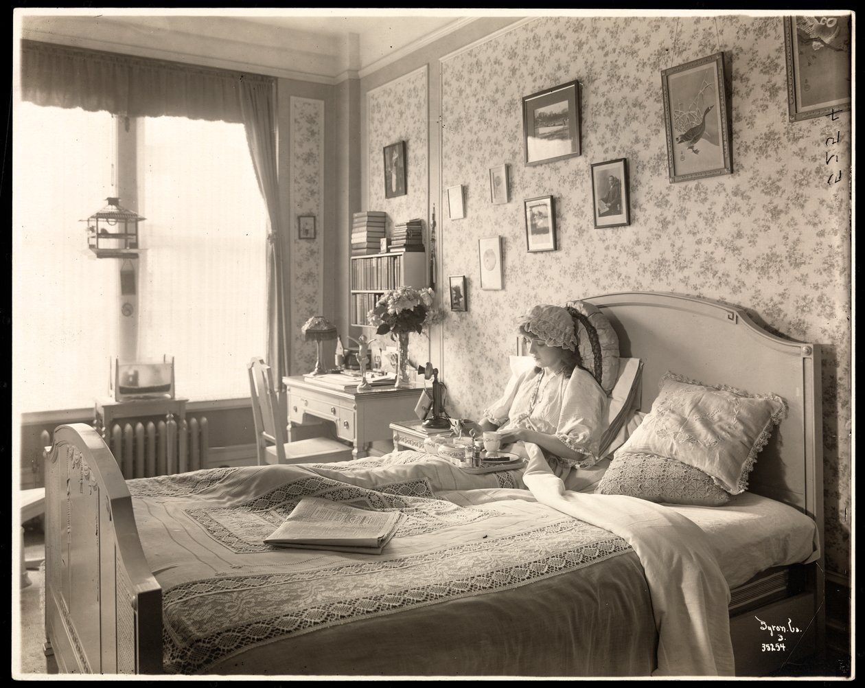 Portrett av Lola Fisher, ca. 1915 (sølv gelatintrykk) av Byron Company