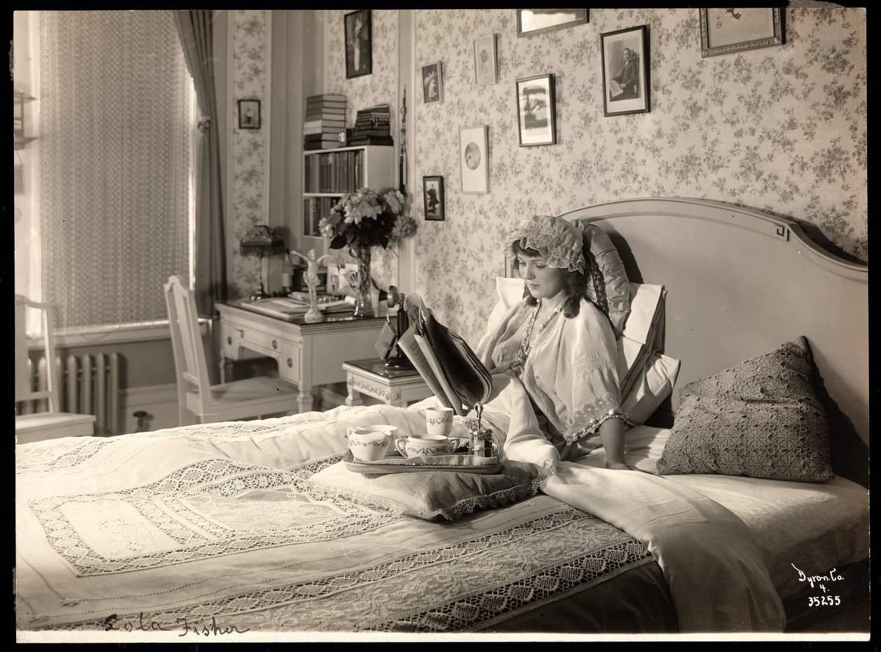 Portrett av Lola Fisher, ca. 1915 (sølv gelatintrykk) av Byron Company