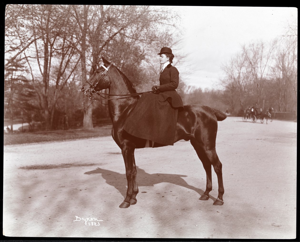 Portrett av Miss. Beach poserte på en hest på ridestien i Central Park, 1898 (sølv gelatintrykk) av Byron Company