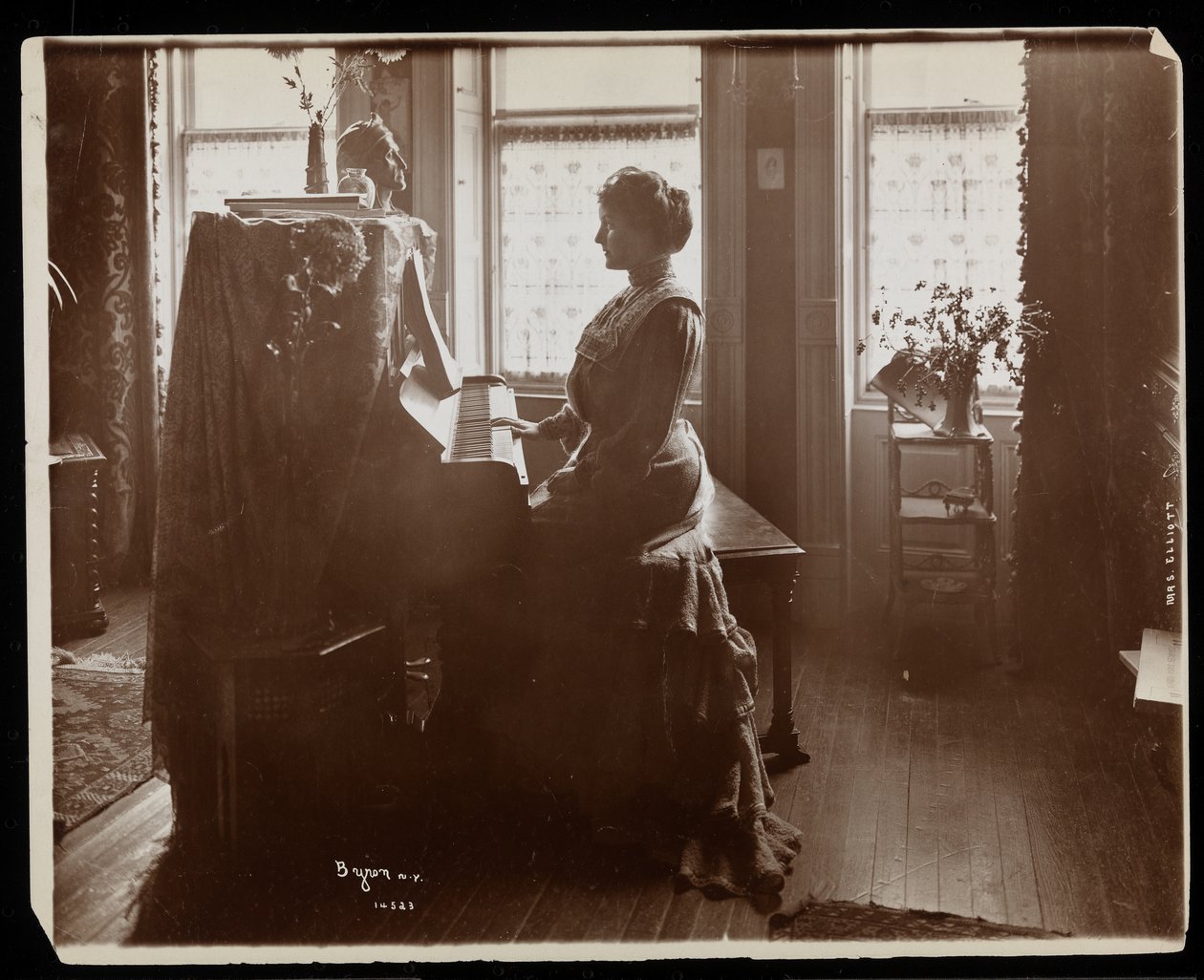 Portrett av fru Elliott eller hennes kvinnelige slektning som spiller piano, 1902 (sølv gelatintrykk) av Byron Company