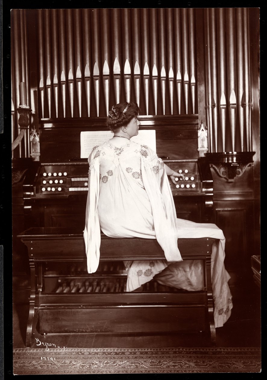 Portrett av fru I. M. Clark ved et orgel, 1904 (sølv gelatintrykk) av Byron Company