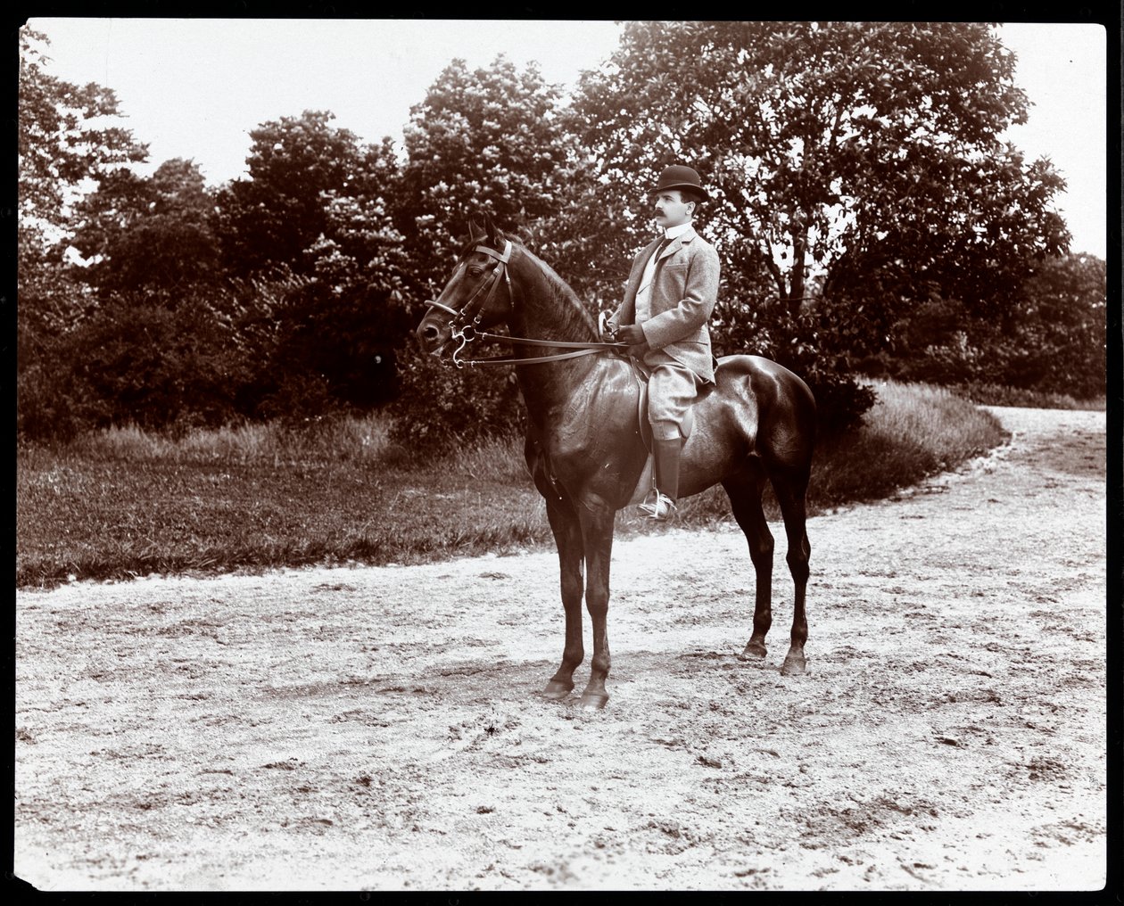 Portrett av Otto Kahn poserte på en hest på ridestien i Central Park, New York, 1907 (sølv gelatintrykk) av Byron Company