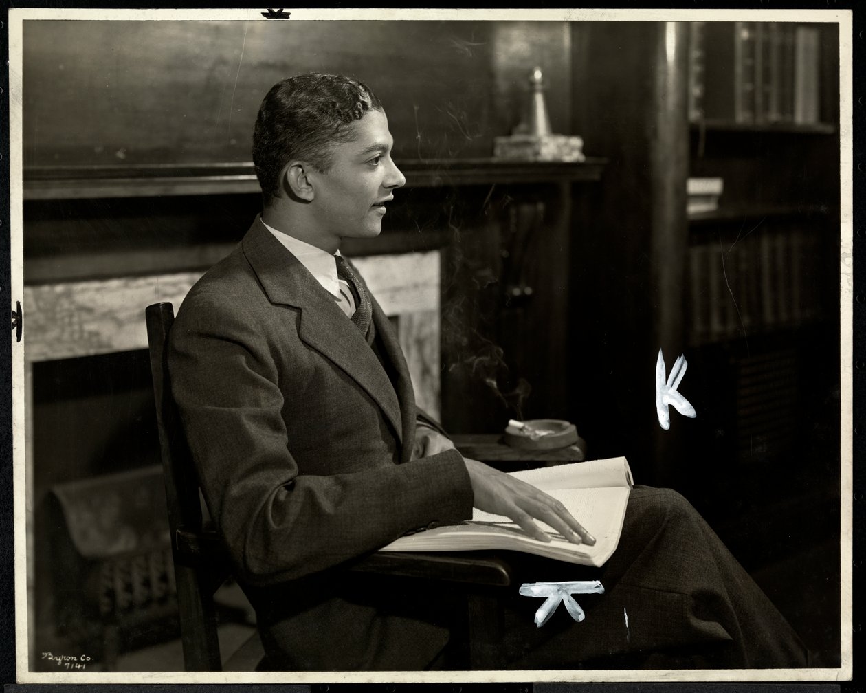 Portrett av blind afroamerikansk mann som leser blindeskrift ved New York Association for the Blind, 111 East 59th Street, New York, 1935 (sølv gelatintrykk) av Byron Company