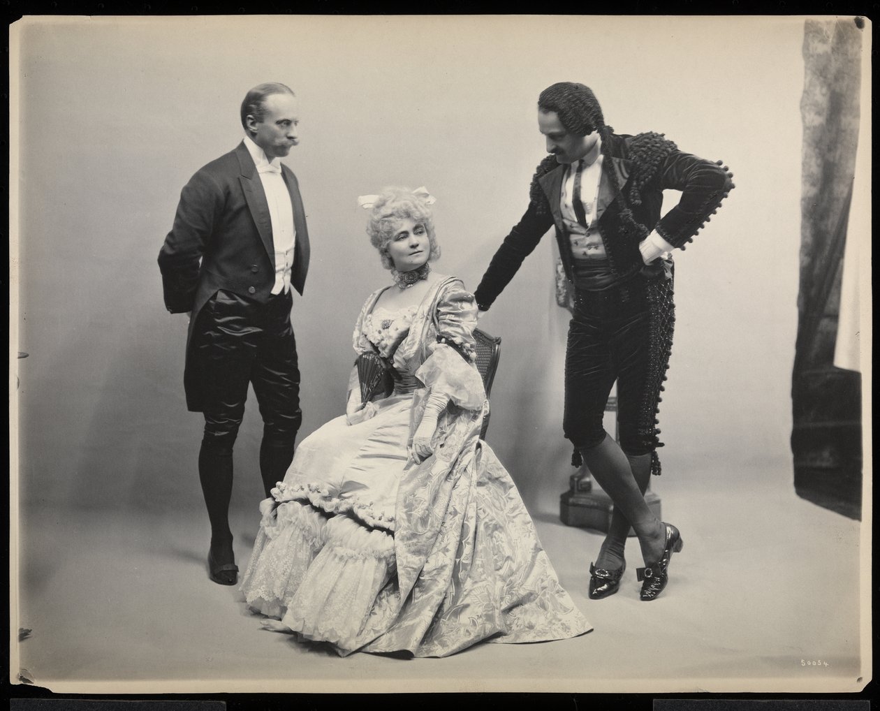 Portrett av operasanger Antonio Scotti med en uidentifisert mann og kvinne på James Hazen Hyde Ball, New York, 31. januar 1905 (sølv gelatintrykk) av Byron Company